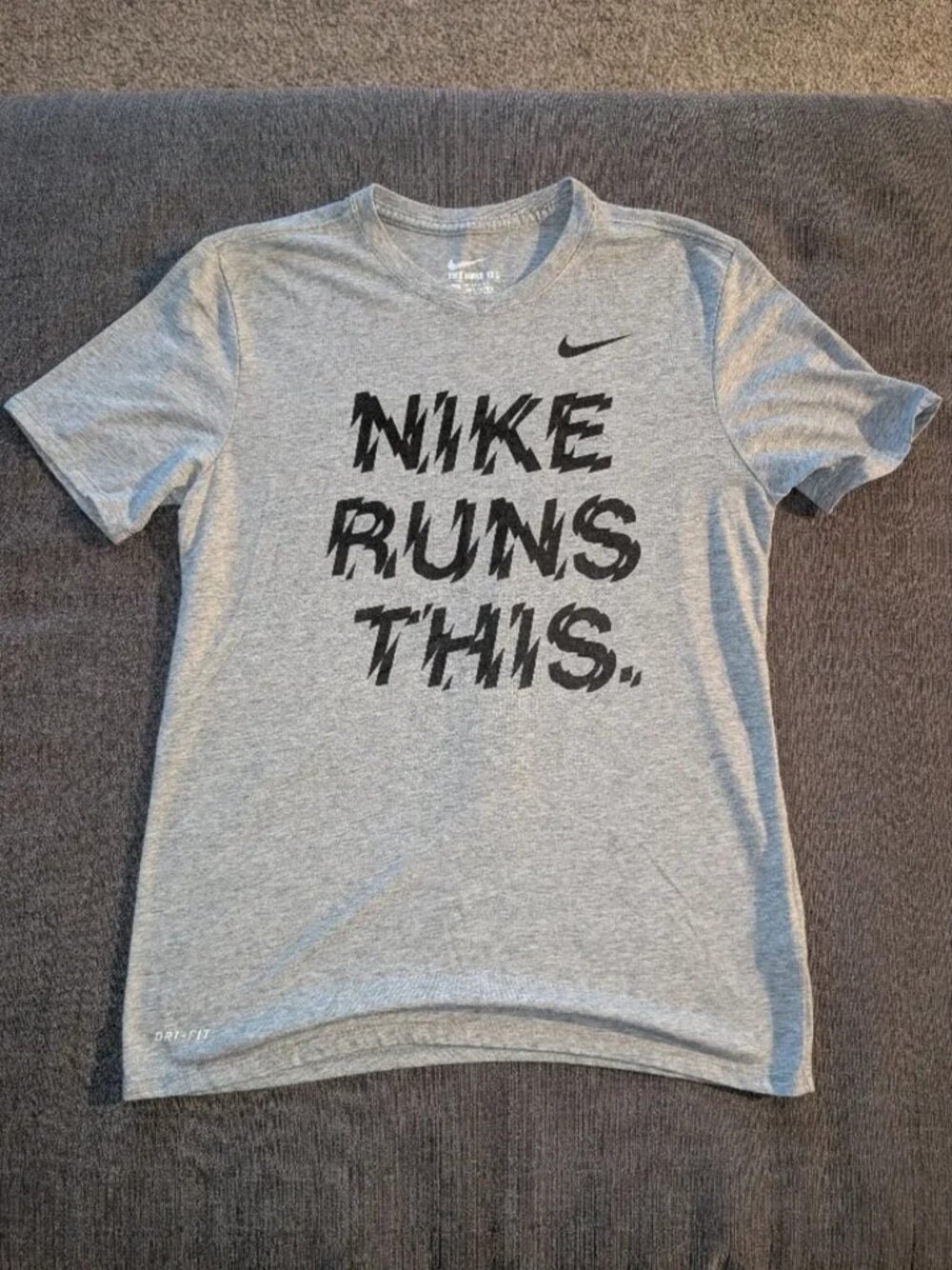 'Nike Runs This' Gray Graphic Logo Sports Athletic Running T-Shirt - Medium